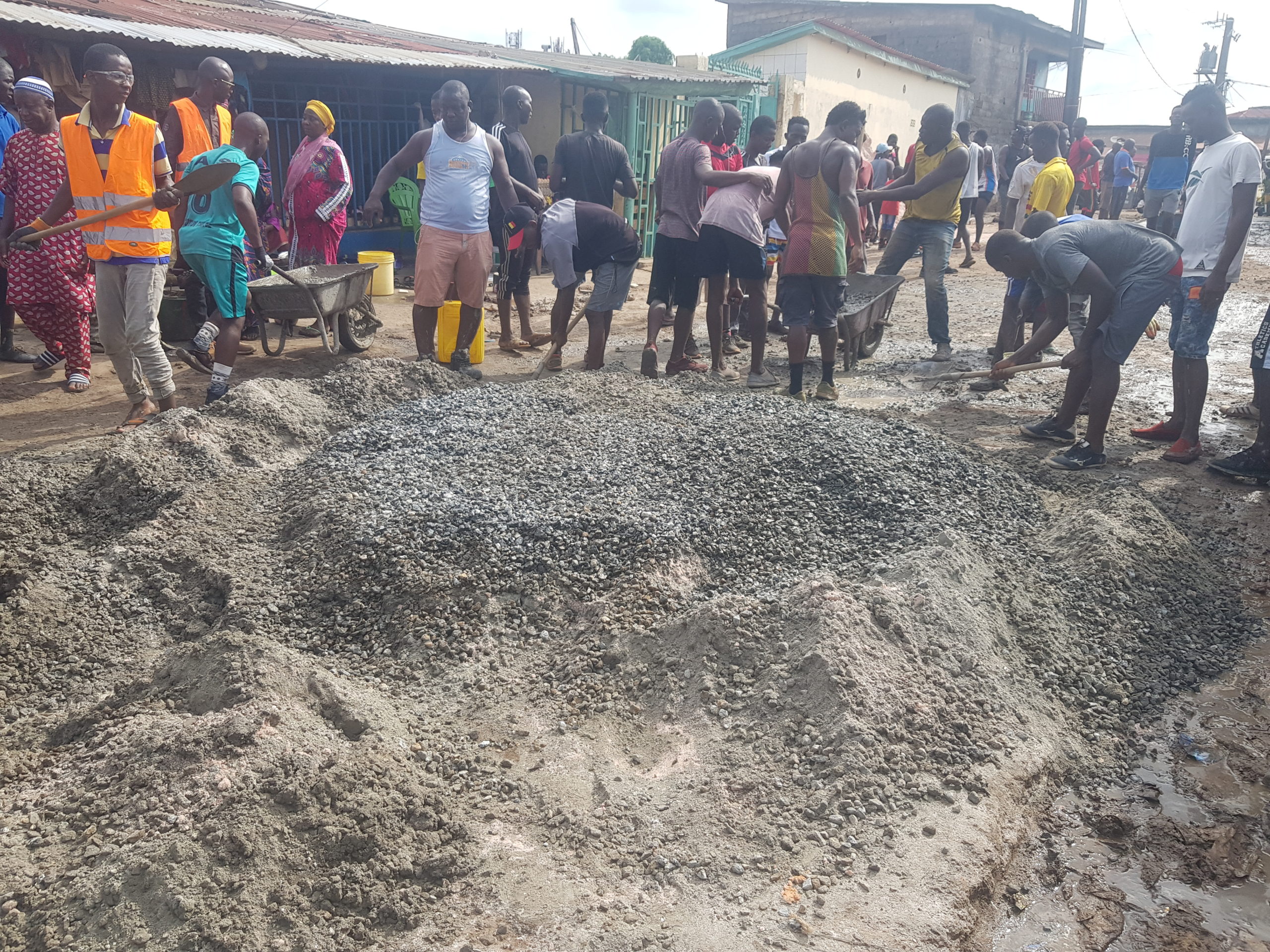 SOCIÉTÉ/ Les jeunes de Gbessia port 1 procèdent au bétonnage des ruelles du quartier sous fonds propres.
