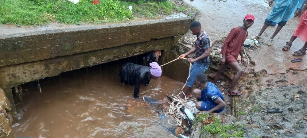 Eaux de ruissellement à Conakry : la vie de Mamadou saïdou sow, sauve,mais sa moto reste toujours clouée sous le pont.