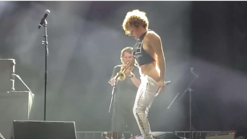 USA/ la chanteuse Sophia Urista uriné sur le visage d’un fan sur scène en plein concert « jeudi dernier »