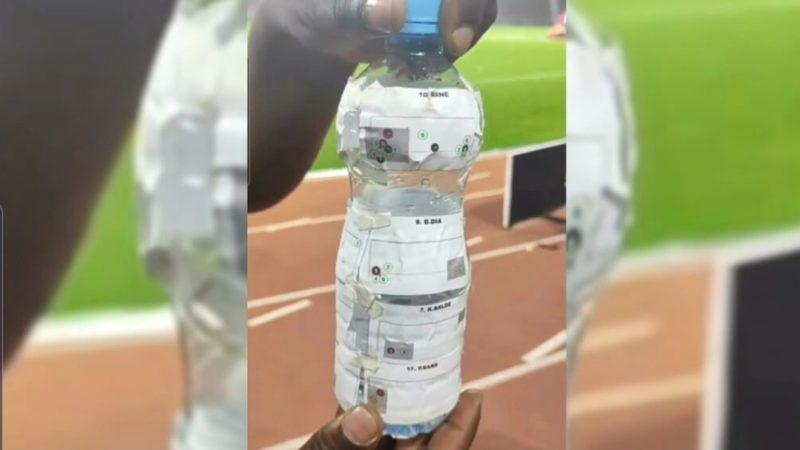 FINALE DE LA CAN CAMEROUN 2021: la bouteille à antisèches du gardien égyptien Gabaski retrouvée sur le terrain.