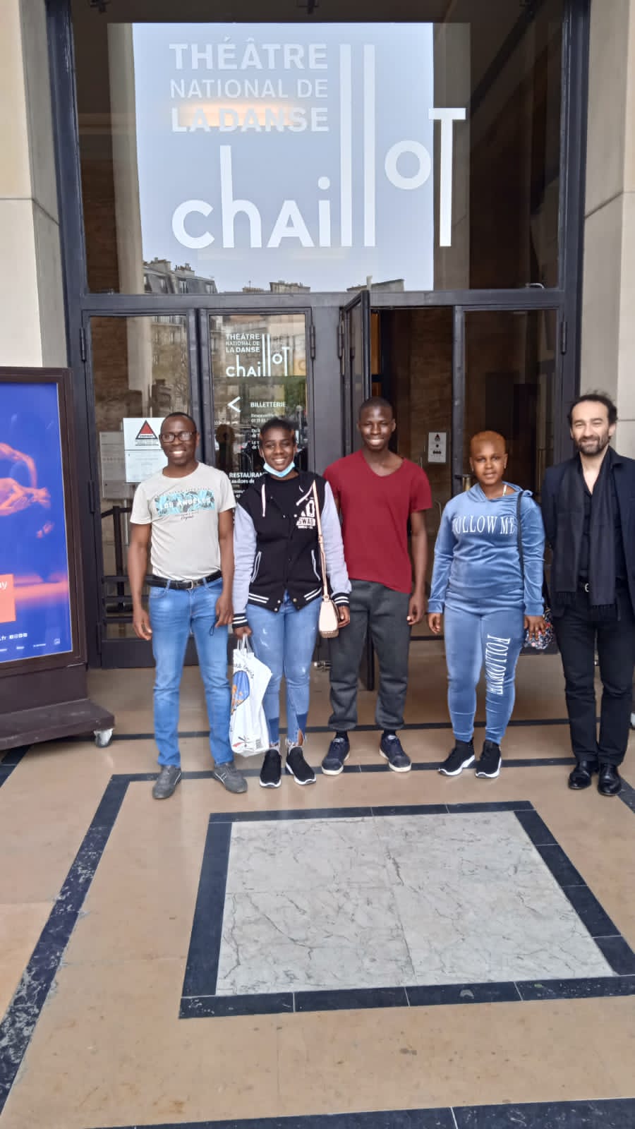 Paris/ les jeunes volontaires de l’association Maragui, rencontrent Pierre Lungheretti Directeur délégué Chaillot théâtre national de la danse à Paris.