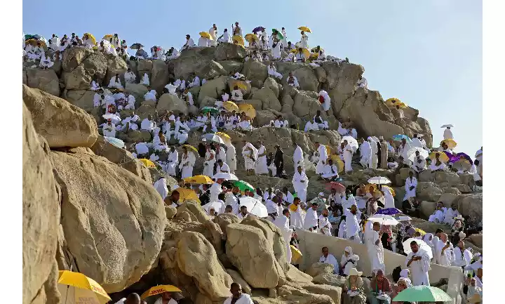 En Arabie saoudite, les pèlerins du hajj prient sur le mont Arafat