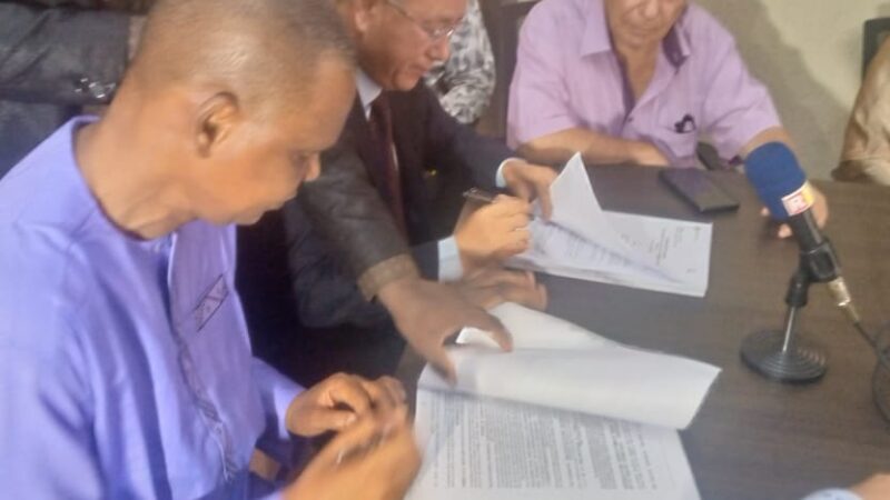 900 000 000 de dollars et quelques poussières, c’est qui ressort du contrat de partenariat signé entre KEBO énergie et la société China Railway.