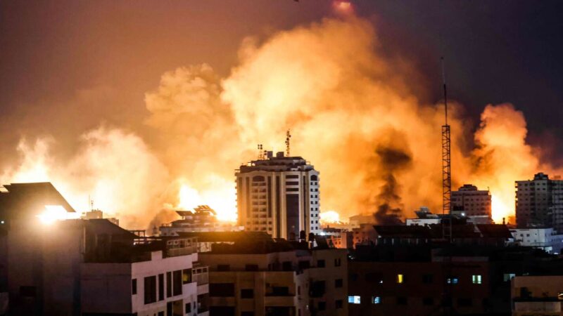 Guerre Israël-Hamas : l’armée israélienne déclare avoir frappé massivement la bande de Gaza, où l’Etat hébreu a imposé un « siège complet »