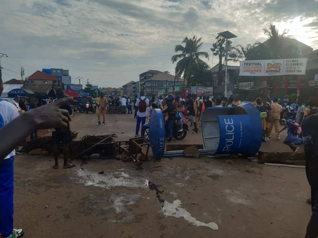 Conakry : Des élèves manifestent à Lambangni