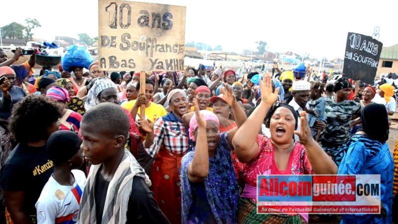KM36: MANIFESTATION « 10 ANS DE SOUFFRANCE ON EN A MARRE  » DISENT LES FEMMES VENDEUSES DE LÉGUMES
