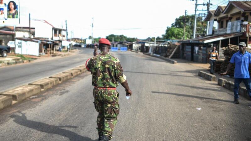 Sierra Leone : le calme a été rétabli à Freetown, après une journée d’affrontements armés poussant le gouvernement à décréter un couvre-feu