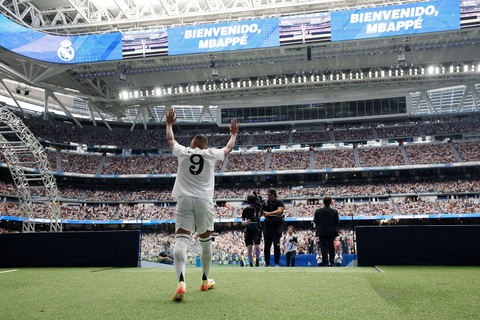 Accueil grandiose pour Kylian Mbappé au Santiago Bernabéu