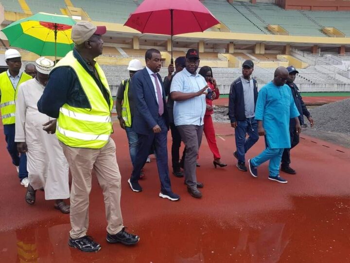 Sport: Monsieur Keamou Bogola Haba, délégué de la jeunesse et des sports, était présent au stade Général Lansana Conté de Nongo en compagnie d’une délégation importante comprenant des représentants de la CAF et de la FIDA.