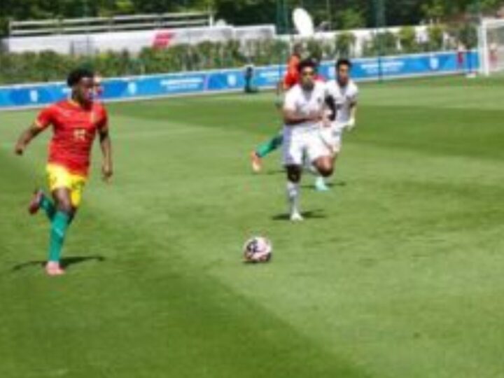 Les espoirs néo-zélandais, bénéficiant de décisions arbitrales favorables et de la mansuétude de leurs adversaires, triomphent des espoirs guinéens avec une victoire (2-1).  Au terme du premier quart d’heure, la Guinée subit la pression et cède la possession à son adversaire. Soumaila Sylla, commettant une sortie infructueuse, entre en collision avec l’avant-centre adverse et concède un penalty.