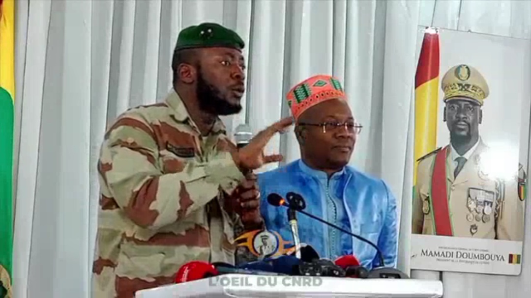 Conférence de presse:  le Général Amara Camara et Ousmane Gaoual Diallo, ont répondu à la question d’une éventuelle candidature du Général Mamadi Doumbouya aux prochaines élections.